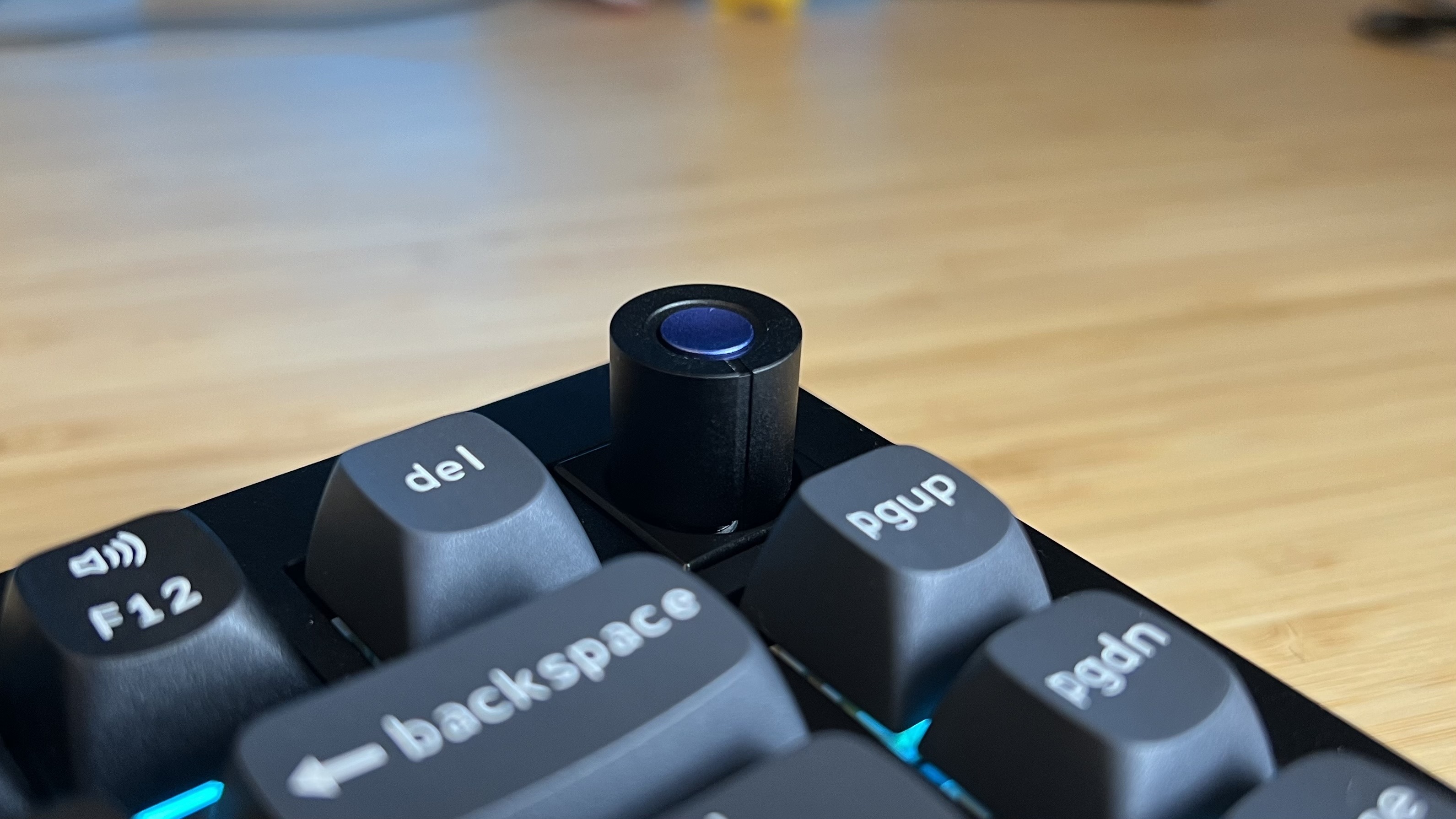 Close up on volume control dial on Keychron Q1 HE 8K gaming keyboard