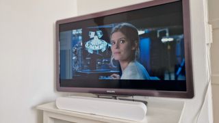 Sonos Ray står under et tv på et tv-møbel.
