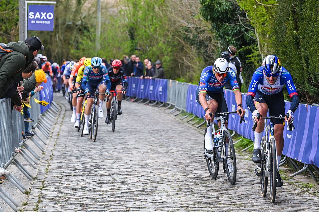 El holandés Mathieu van der Poel de Alpecin-Premier Tech fotografiado en acción durante la carrera ciclista de un día 'E3 Saxo Bank Classic', 208,8 km desde y hacia Harelbeke, el viernes 27 de marzo de 2026. BELGA PHOTO POOL TIM DE WAELE (Foto de POOL TIM DE WAELE / BELGA MAG / Belga vía AFP)