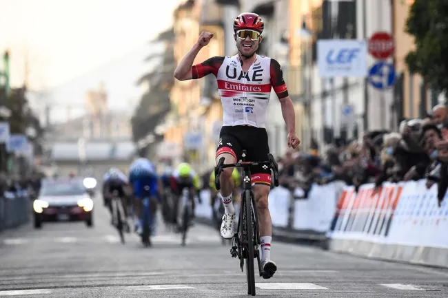 Marc Hirschi festeggia sul traguardo di Sesto Fiorentino (Tommaso Pelagalli/SprintCyclingAgency)