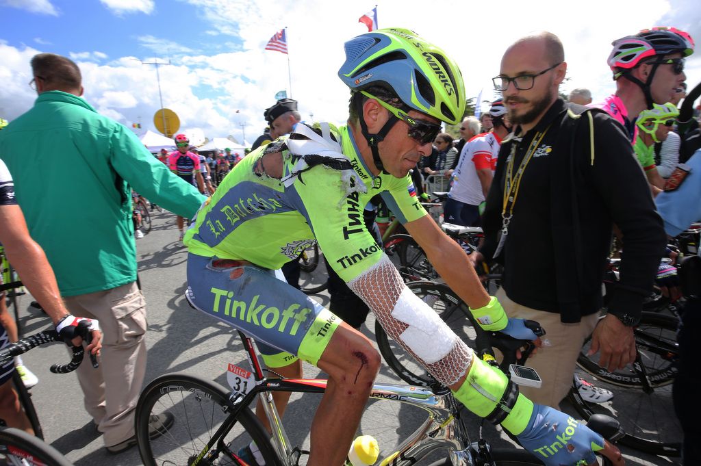 Alberto Contador finishes stage 1 heavily bandaged after his fall