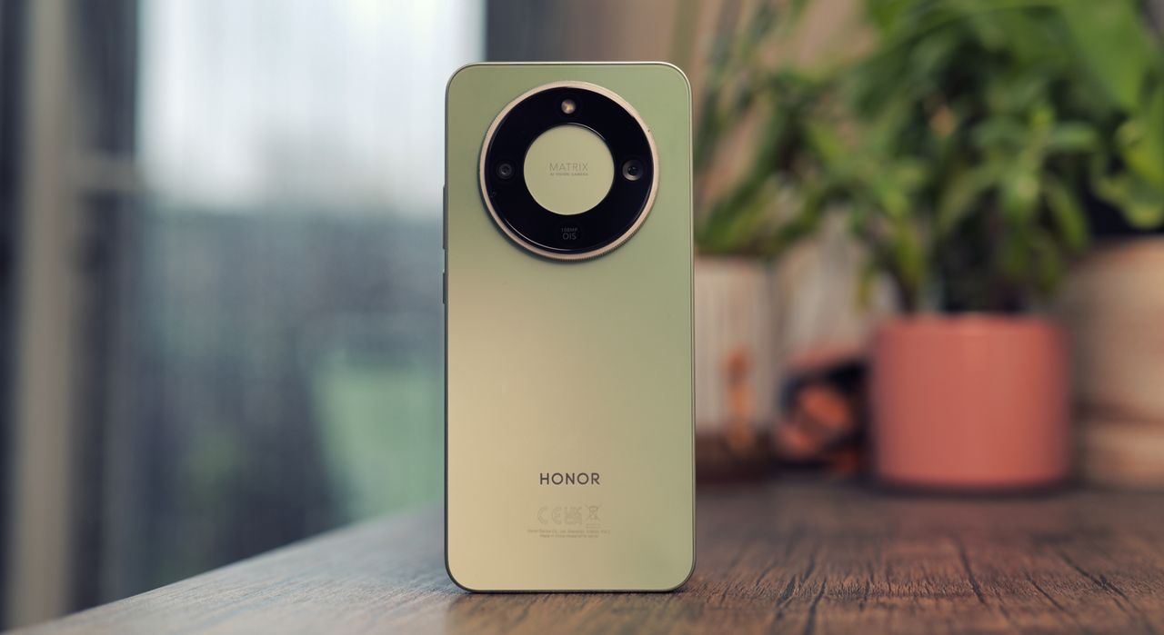 Product shots of the Honor Magic 8 Lite