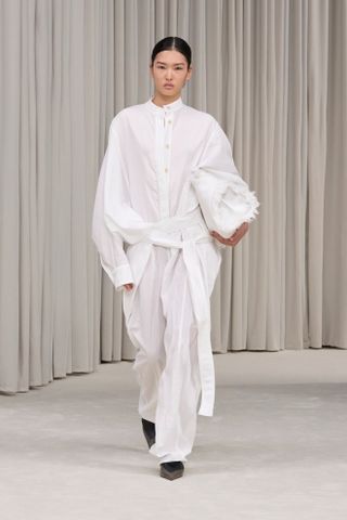 All-White-Looks auf der Mailänder Fashion Week Frühjahr/Sommer 2025