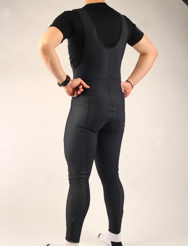 WindTex panels are reserved only for the front and side of the tights in order to maintain breathability. The high-cut torso adds warmth