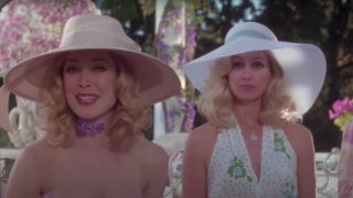 Andrea Anders and Faith Hill in The Stepford Wives