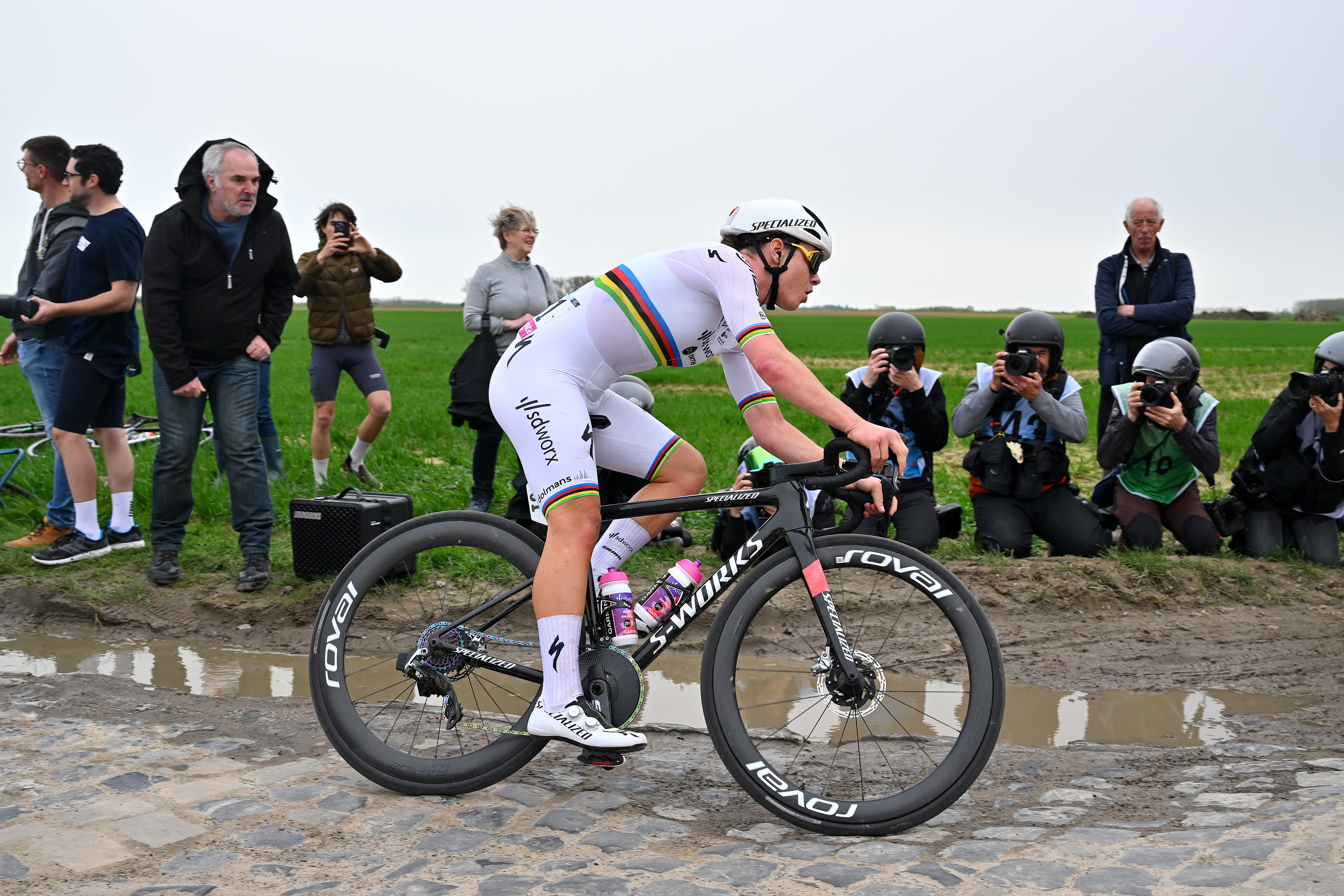 Lotte Kopecky racing in the rainbow jersey as world champion