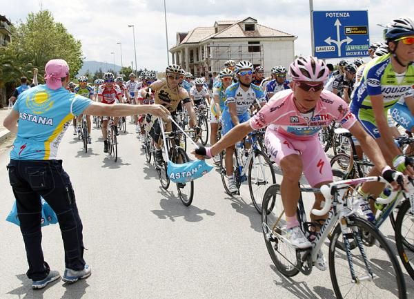 It's lunch time for Giro leader Alexandre Vinokourov (Astana).
