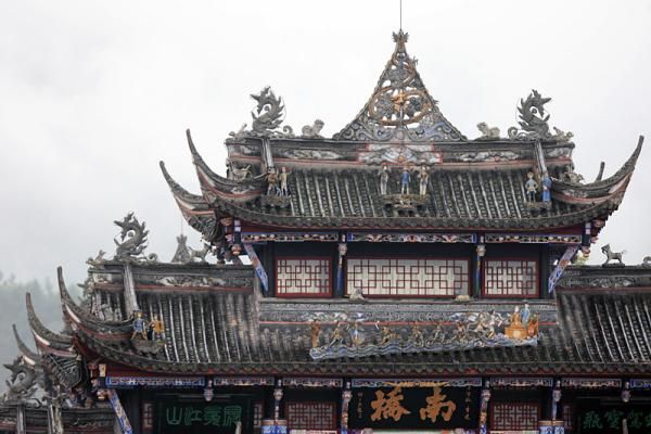 Stage 8 started at Dujiangyan, a World Heritage Site.