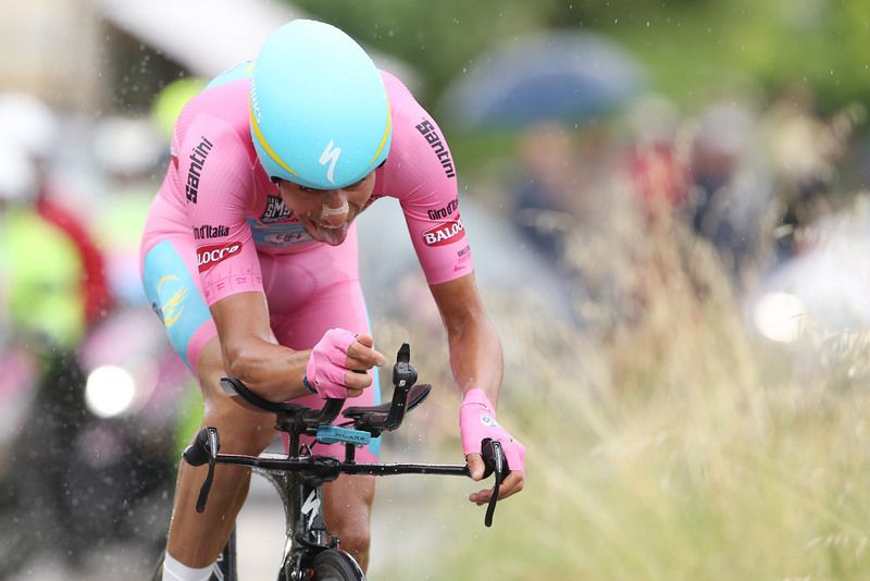 Fabio Aru (Astana) changes gear
