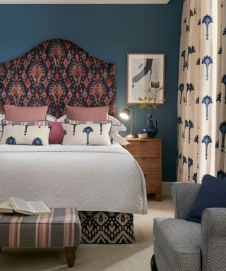 Pink bedroom ideas with navy wall