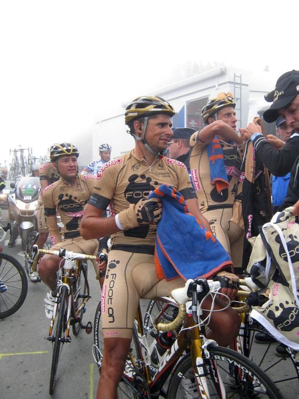 Footon-Servetto riders get warm clothes from their soigneur.