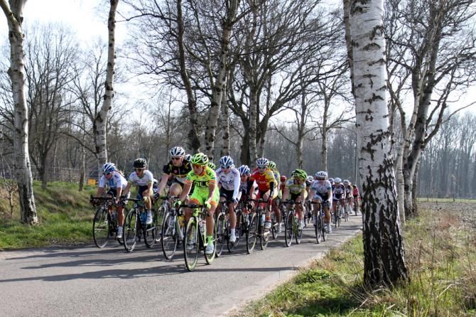 The peloton in the Drentse 8
