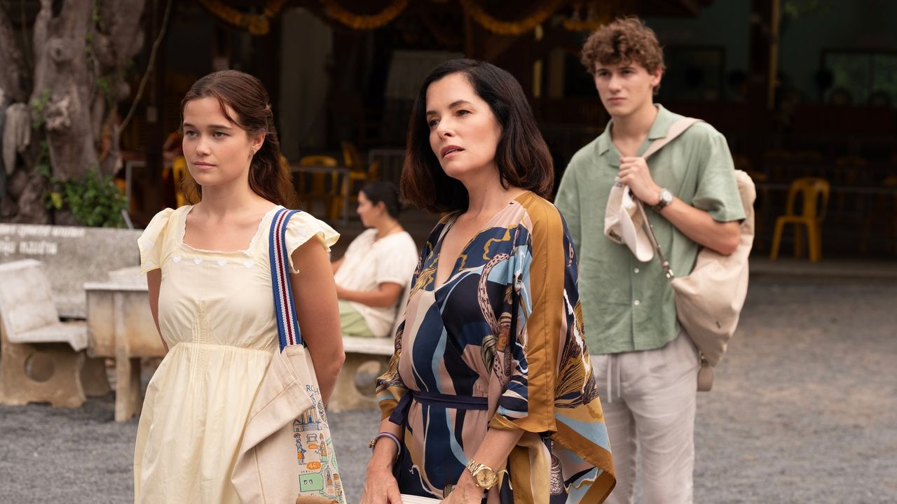 (l-r) Sarah Catherine Hook, Parker Posey, Sam Nivola in &#039;The White Lotus&#039; season 3.