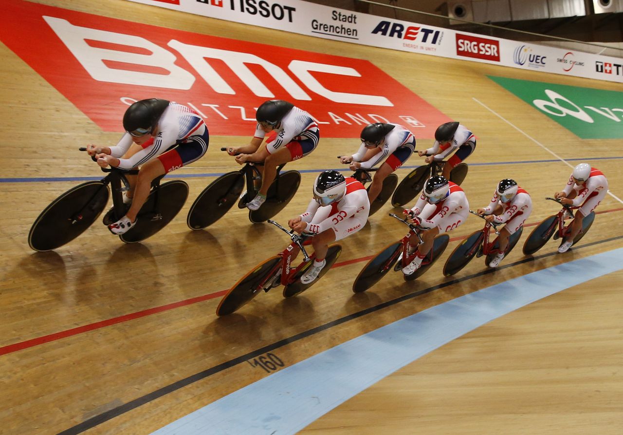 Great Britain pass Poland in the women's team pursuit
