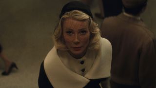Kay Stone (Gwyneth Paltrow) looks up in Marty Supreme.