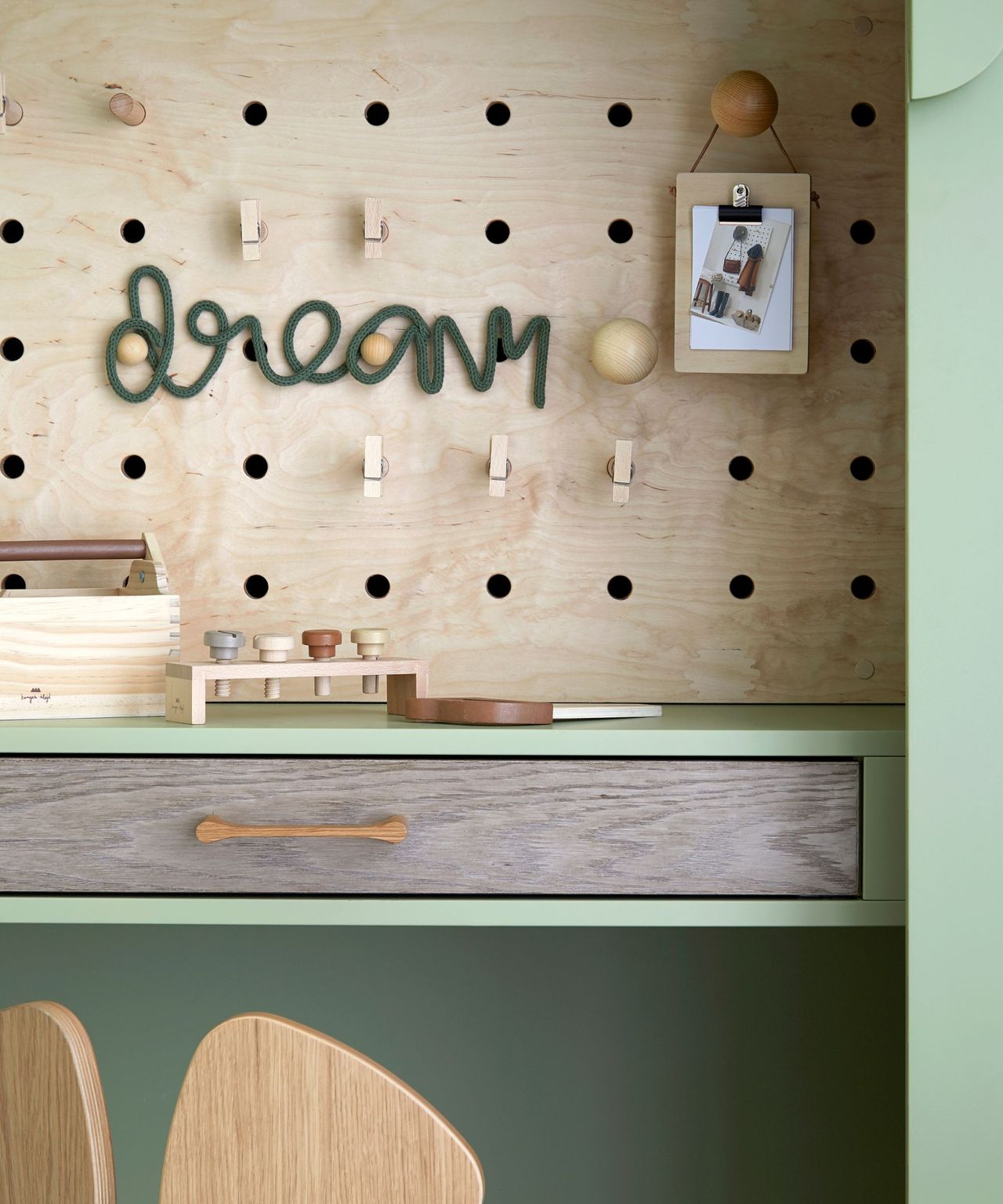 How to display your kid's artwork according to interior designers ...