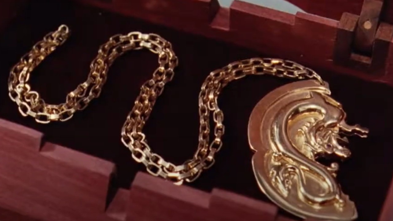 A broken half of a medallion in Double Dragon