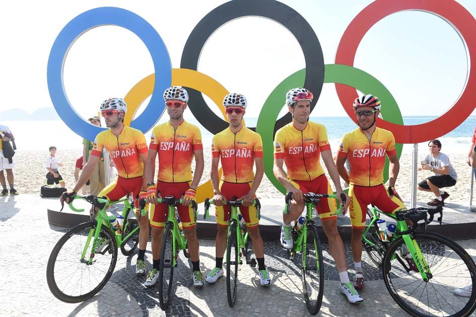 The Spanish team lines up ahead of the Olympic road race