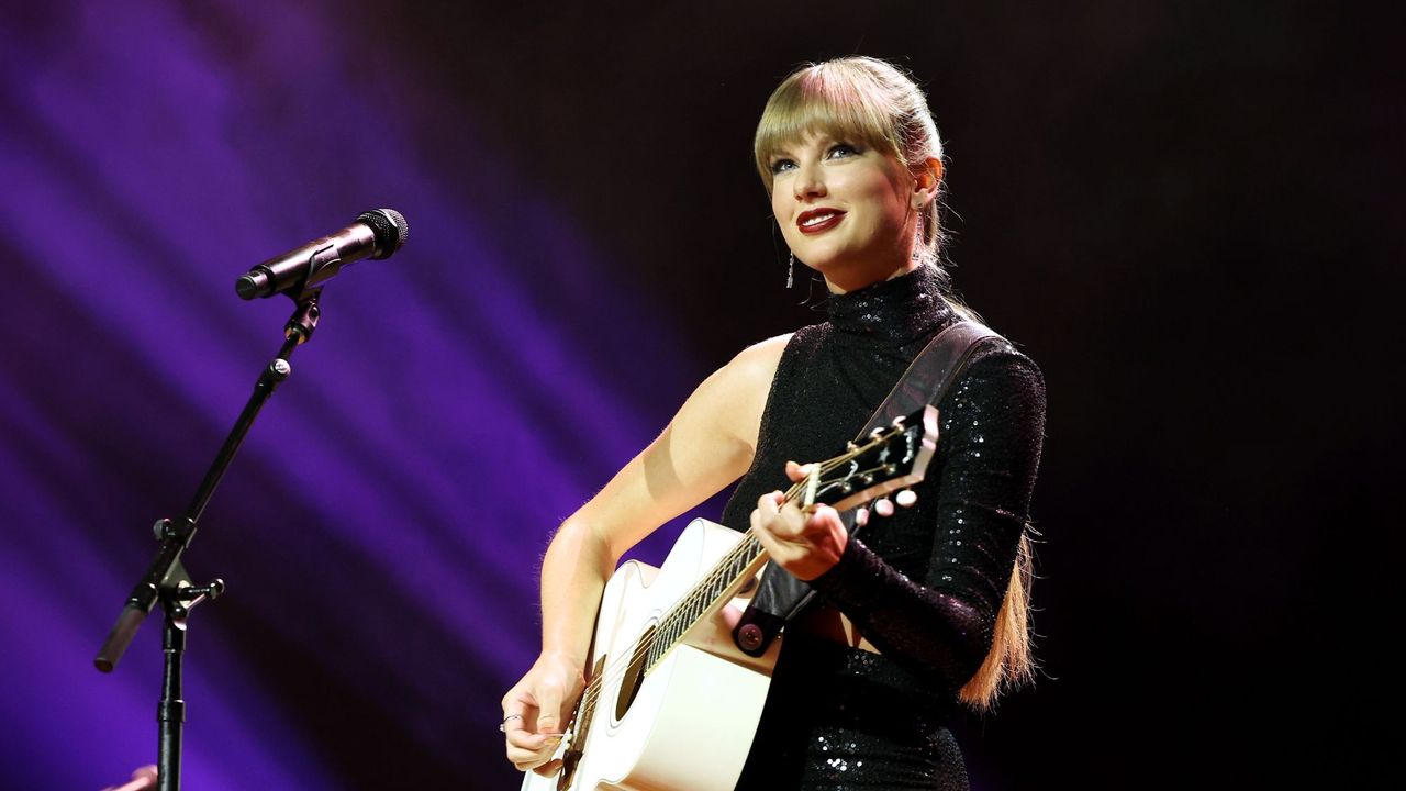 Taylor Swift performs onstage during 2022 Nashville Songwriter Awards