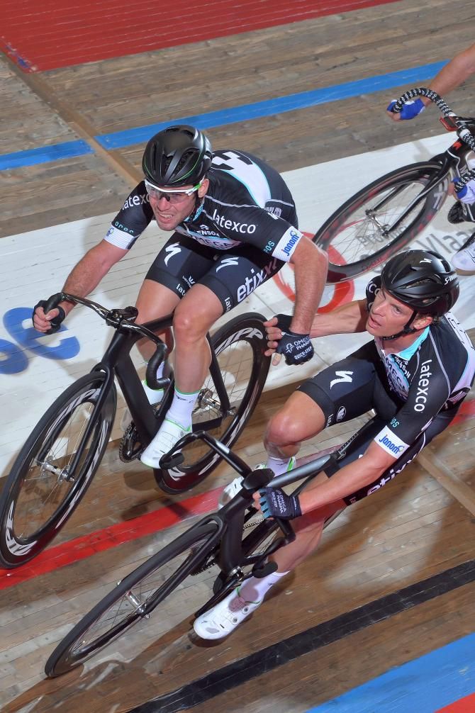 Mark Cavendish gets a slingshot from Iljo Keisse