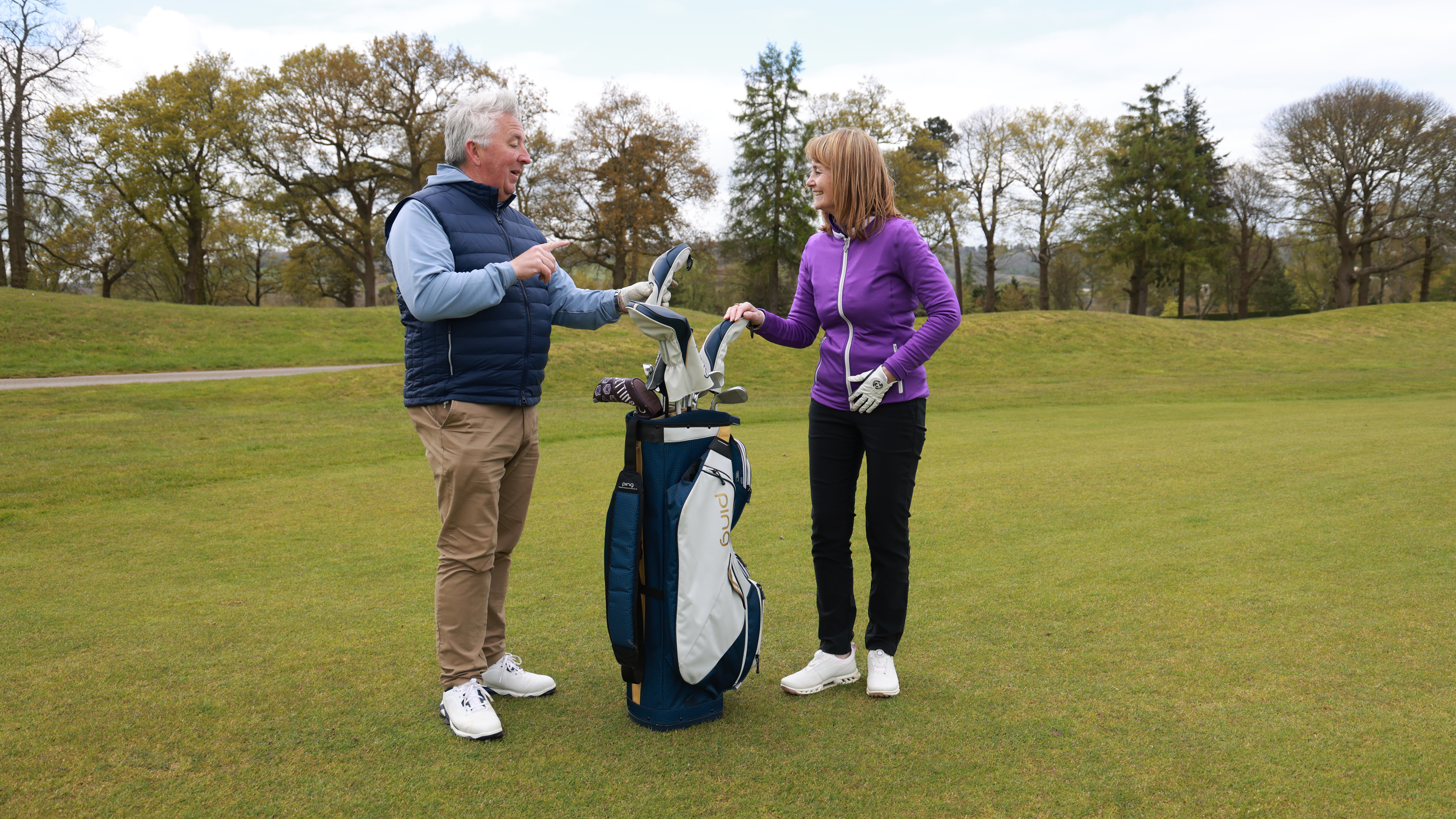 Showing a playing partner what club you have hit
