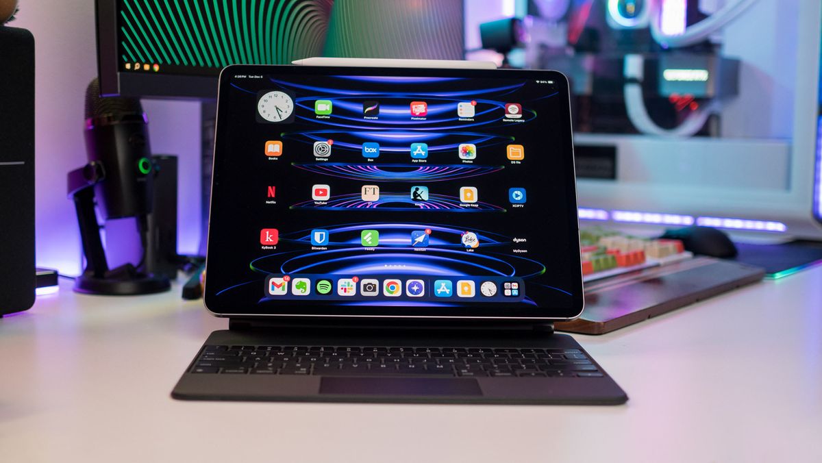 Samsung Galaxy Tab S9 Extremely vs. Apple iPad Professional 12.9-inch: Which flagship pill must you purchase?