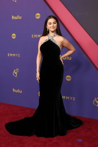 LOS ÁNGELES, CALIFORNIA - 15 DE SEPTIEMBRE: Selena Gomez asiste a la 76.ª edición de los premios Primetime Emmy en el Peacock Theater el 15 de septiembre de 2024 en Los Ángeles, California. (Foto de Amy Sussman/)