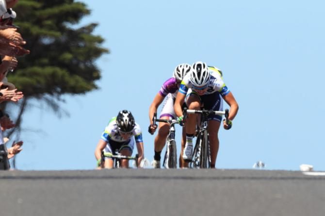 Melissa Hoskins (Orica - AIS) sprints for second place.