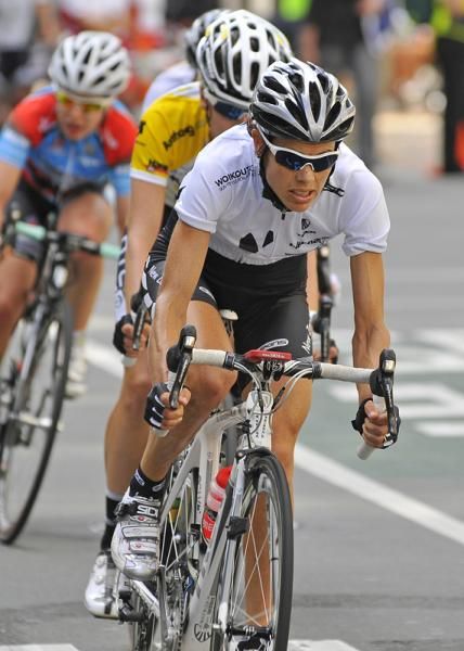Cath Cheatley (NZ National Team) leads the five remaining riders in the race