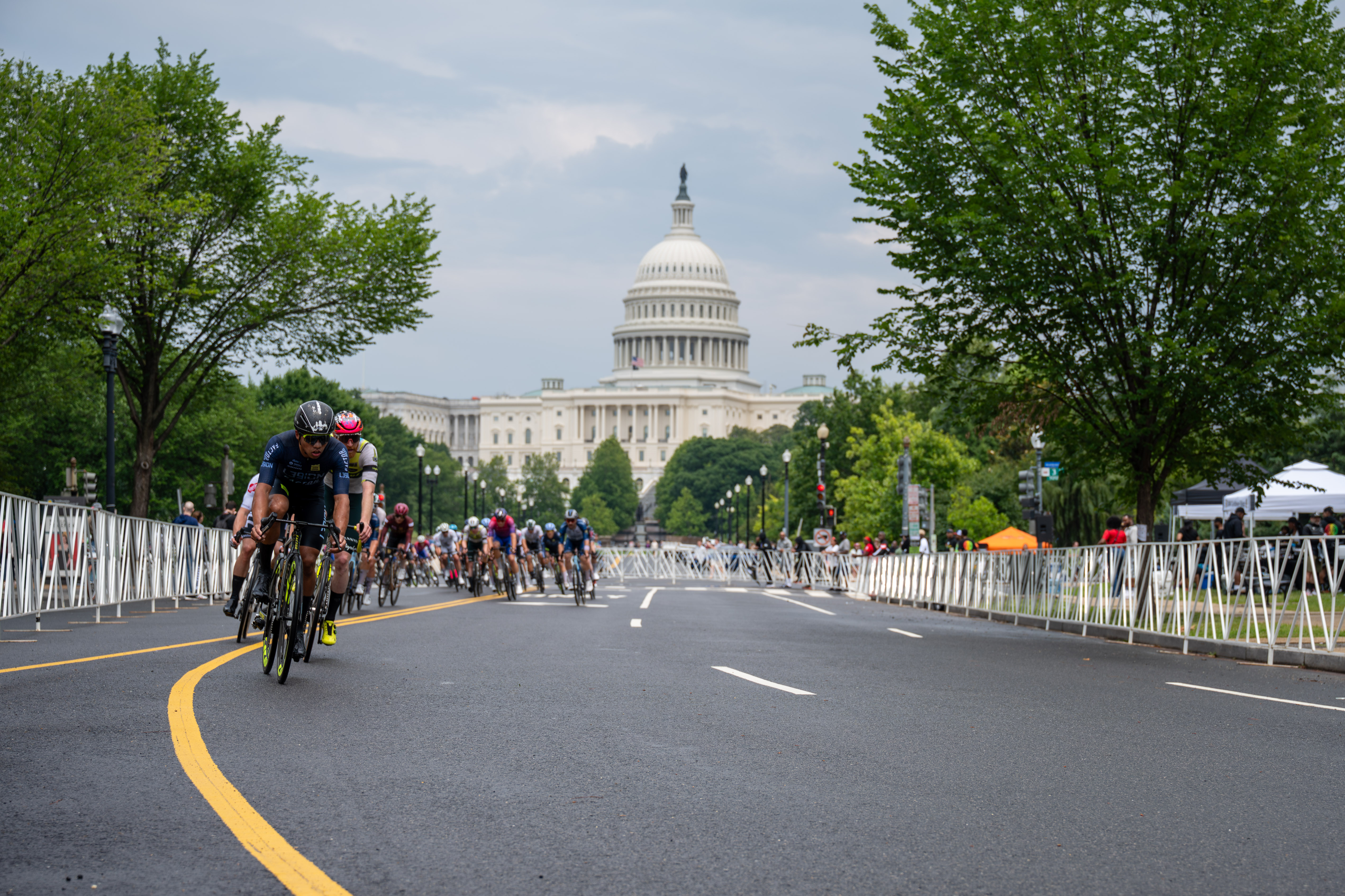 Men's field races in front of US Capitol in Washington, D.C.