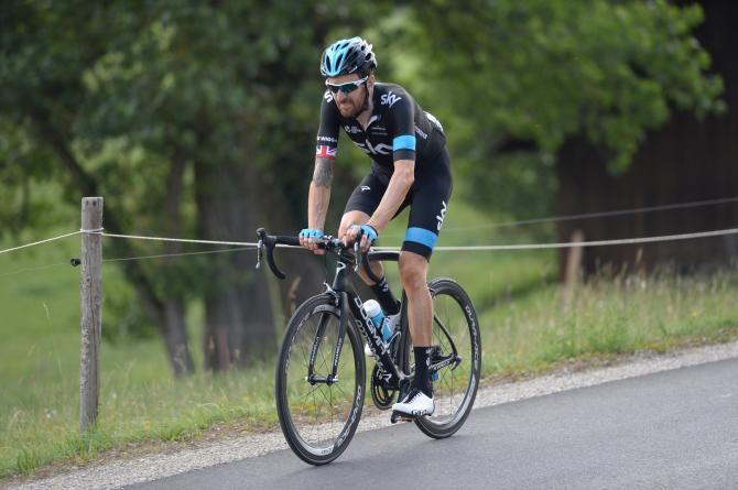 Bradley Wiggins makes it back to the peloton after a crash