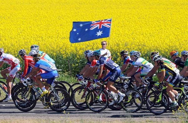 Com&rsquo;on Aussie, com&rsquo;on, com&rsquo;on: Outgoing world champion Cadel Evans enjoys a patriotic moment in the peloton while racing to defend his title on home soil.