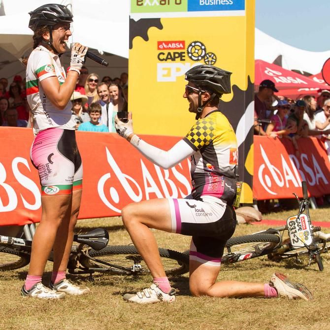 Valerio Ferreira proposes to his girlfriend Celina Carpinteiro at the finish line of the final stage