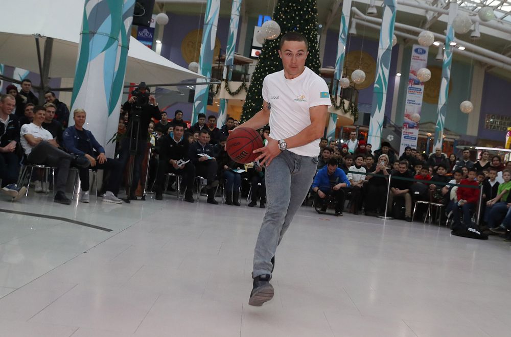 Alexey Lutsenko drives to the hoop