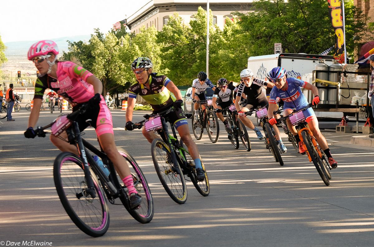 Alexis Skarda (Stans-Pivot) chasing the Maghalie Rochette breakaway