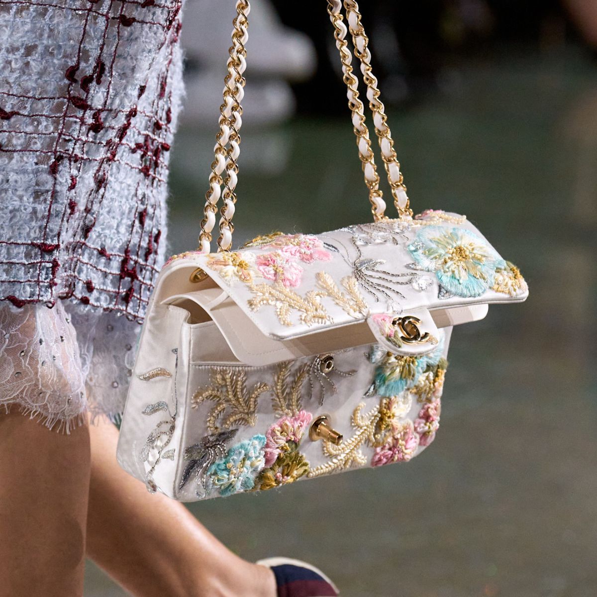 An image of the open bag trend on the Chanel autumn/winter 2026 runway.