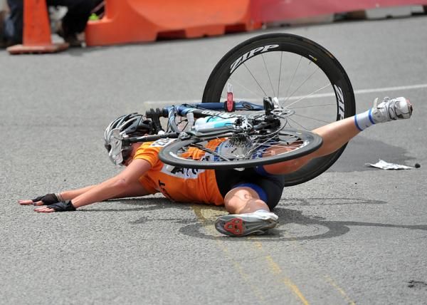 Ashleigh Neave (East Coast North Island) crashes on the sharp bend at the bottom of Hackthorne Road