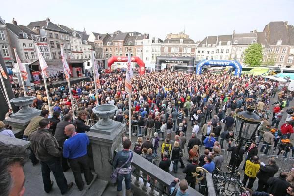 There was a huge crowd gathered as the teams were introduced prior to the race start