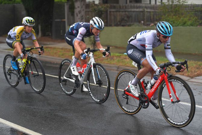 The 2019 race winner, Arlenis Sierra (Astana), leads the chase in the closing stages of the 2020 women&rsquo;s Cadel Evans Great Ocean Road Race