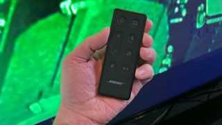 Il telecomando Bose Soundbar 600 è piccolo e sta perfettamente in mano