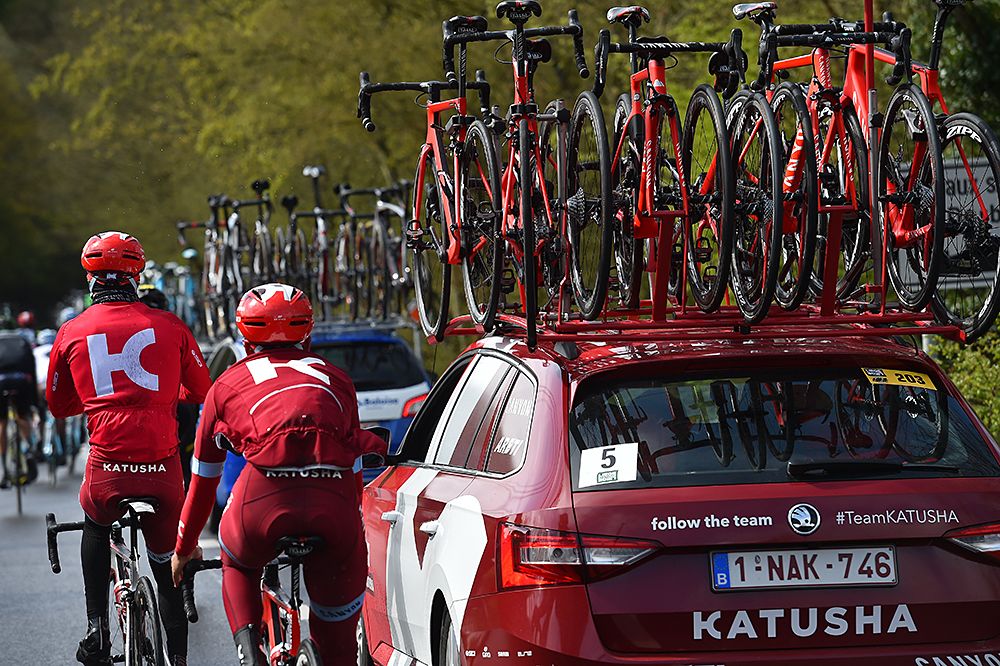 Katusha riders go back to the car for support