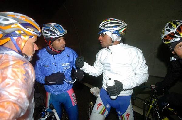 Patxi Vila (Lampre-Fondital) talks with Paolo Bettini (Quickstep-Innergetic).