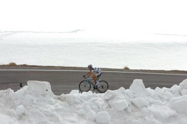 Thomas De Gendt solos to an incredible stage win on the Stelvio