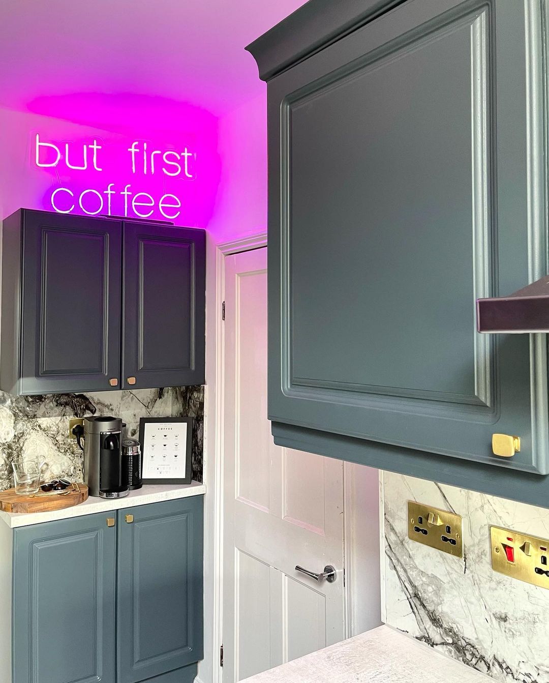 Lampu neon merah muda di dapur hijau