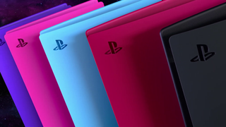 De galactische PS5 consolepanelen op volgorde: Galactic Purple, Nova Pink, Nova Pink, Cosmic Red, Midnight Black