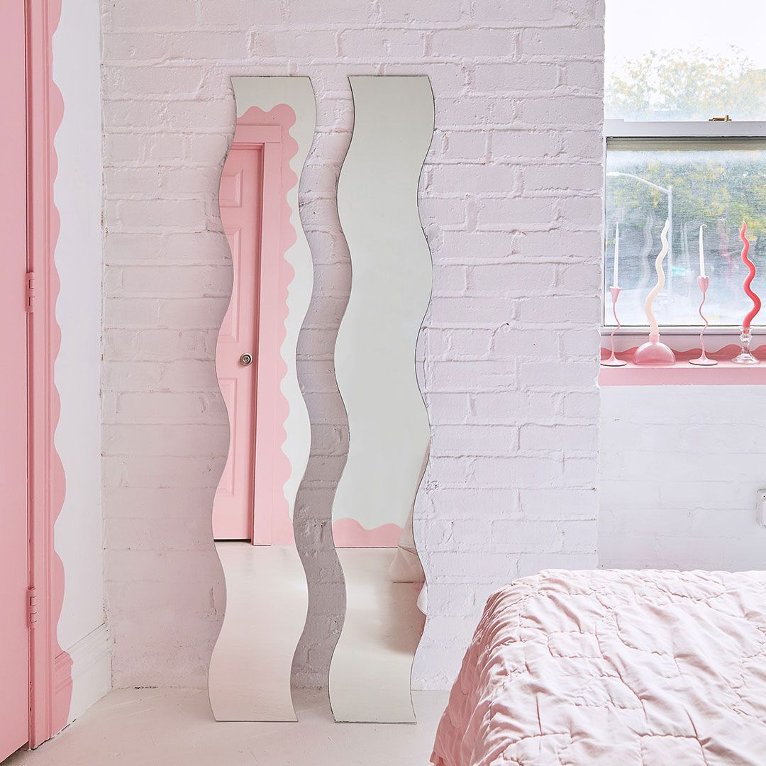 Kamar tidur merah muda dengan aksen dan dekorasi merah muda