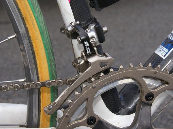 A Chorus front derailleur is used here instead of Record.