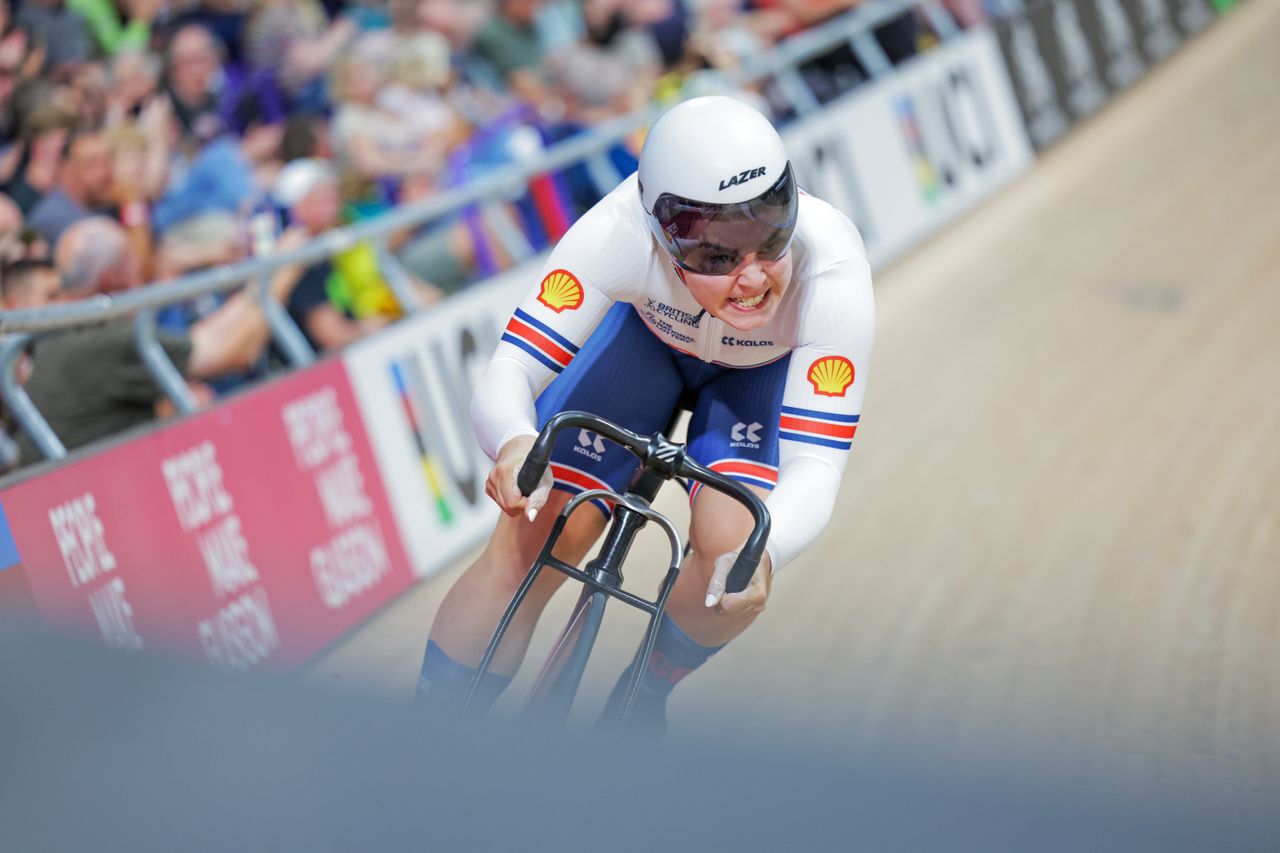 Sophie Capewell riding in a flying 200m 