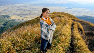 使用尼康 Nikkor Z 24-105mm f/4-7.1 鏡頭拍攝的山頂女子照片示例