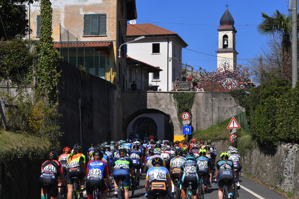 The peloton during the Trofeo Alfredo Binda 2019